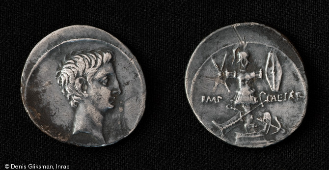 Denier en argent d'Auguste frappé à Rome entre 29 et 27 avant notre ère. Fouille du site de la Cougourlude à Lattes (Hérault), 2010. 