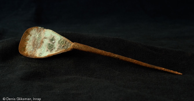 Cuillère en bronze provenant d'un fossé bordier de la voie antique. Fouille du site de la Cougourlude à Lattes (Hérault), 2010. 