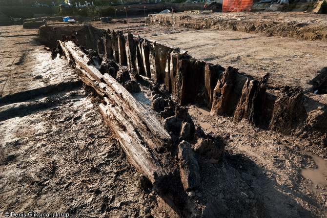 Pieux délimitant le canal desservant les tanneries, XIIIe s., fouille du site de l'Hôtel du Département à Troyes (Aube), 2010.  Le canal (1,20 m de large pour 2 m de profondeur) est doté d'un système de vannage permettant le contrôle du débit. 