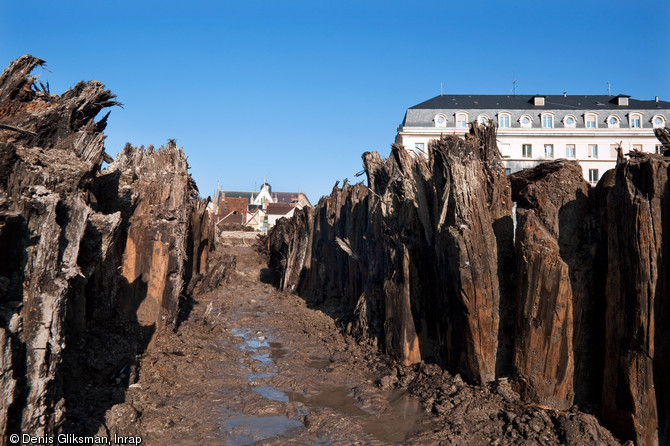 Pieux délimitant le couloir du cours d’eau desservant les tanneries. Fouille de l'Hôtel du Département à Troyes (Aube), 2010.  Le canal (1,20 m de large pour 2 m de profondeur), aménagé au XIIIe s., acheminait  l'eau claire nécessaire au nettoyage des peaux. 