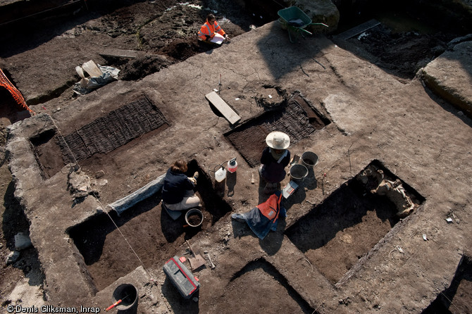 Fonds de bassins en vannerie destinés au tannage des peaux datés des XIVe-XVe s., fouille du site de l'Hôtel du Département à Troyes (Aube), 2010.  Ces bassins contenaient une forte concentration d’écorce de chêne broyée et donc de tanin, renforçant et façonnant le cuir. 