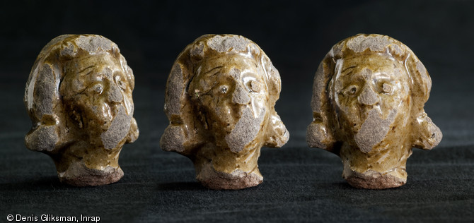Différentes vues d'une tête de personnage en terre cuite, élément de décor du XIIIe s., fouille du site de l'Hôtel du Département à Troyes (Aube), 2010.