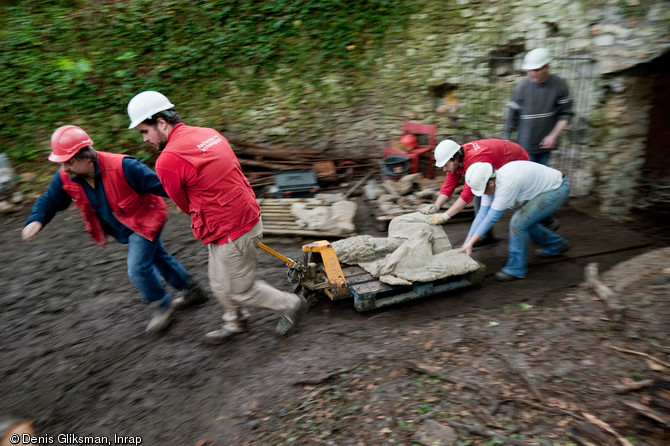 Sortie des bas-reliefs du pavillon soviétique de 1937 de la glacière du château de Baillet-en-France (Val-d'Oise), 2009.  Témoin de l'art réaliste socialiste, trophée offert à la France du front Populaire et brisé par Vichy, cette statuaire est désormais propriété de la commune de Baillet-en-France. 