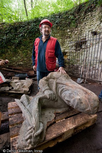 François Gentili, archéologue responsable d'opération, devant un bas-relief du pavillon soviétique de 1937, fouille de la glacière du château de Baillet-en-France (Val-d'Oise), 2009. 