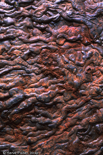 Détail d'une scorie de bas fourneau antique, La Bazoge (Sarthe), 1997. 