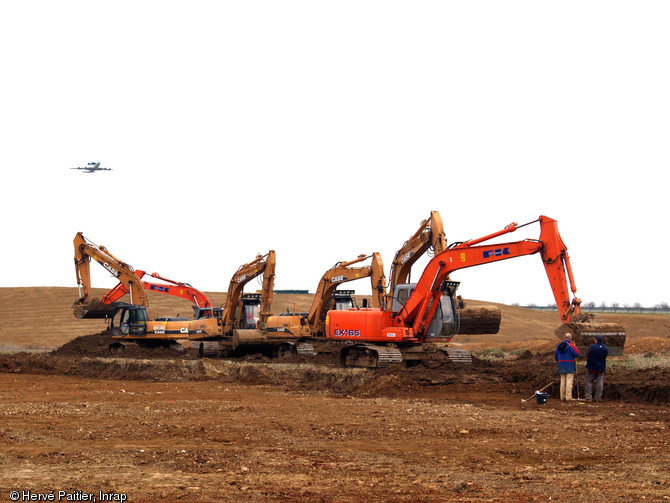 Décapage à la pelle mécanique sur le site de la Zac du Long-Buisson à Evreux (Eure), 2003-2005.  L'opération a couvert une surface de 50 ha et des occupations du Paléolithique jusqu'à l'époque moderne y ont été détectées. 