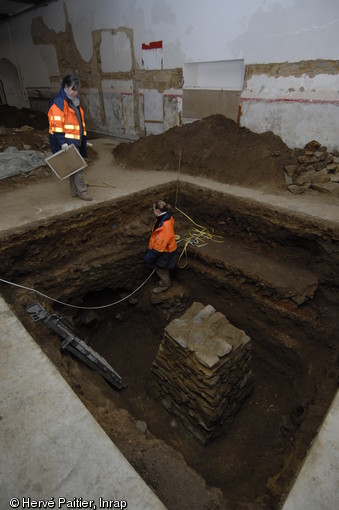 Sondage réalisé dans le sol de l'ancien couvent des Jacobins à Rennes (Ille-et-Vilaine), 2007.  Deux types d'intervention ont été menés : des sondages dans le sol, qui ont révélés des niveaux d'occupation médiévaux, antiques et modernes, ainsi que des ouvertures dans les enduits des maçonneries qui ont fait apparaître d'anciennes architectures condamnées.  