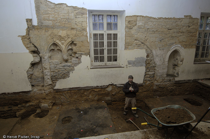 Sondage réalisé dans le couvent des Jacobins à Rennes (Ille-et-Vilaine), 2007.  Ce sondage a révélé plusieurs occupations, du début de notre ère jusqu'à nos jours, avec une prédominance pour les périodes gallo-romaine et moderne. 