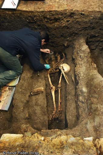 Sépulture d'époque moderne (XVe - XVIIe s.) en cours de fouille dans le couvent des Jacobins à Rennes (Ille-et-Vilaine), 2007.  Les nombreuses inhumations découverts lors des sondages confirment l'importance de ce lieu de pèlerinage dédié à Notre-Dame-de-Bonne-Nouvelle.  