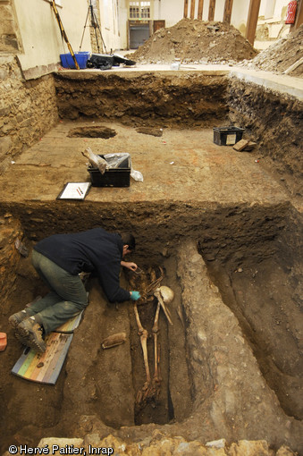 Sondage archéologique dans le sol du couvent des Jacobins à Rennes (Ille-et-Vilaine), 2007.  Au premier plan, deux sépultures modernes (XVe - XVIIe s.) en cours de fouille. Le squelette de la sépulture de droite a déjà été prélevé. Le sondage a révélé une occupation continue du début de notre ère jusqu'à nos jours.  