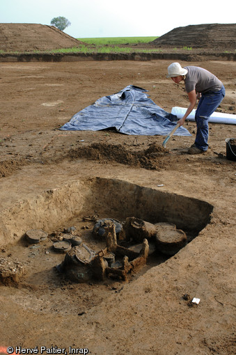 Plusieurs tombes aristocratiques de l'âge du fer (Tène) ont été fouillées en 2010 à Marquion,sur l'emplacement du futur canal Seine-Nord-Europe, contenant une grande quantité de céramiques et mobilier métallique.