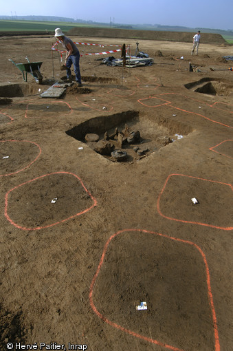 Plusieurs tombes aristocratiques de l'âge du fer (Tène) ont été fouillées en 2010 à Marquion,sur l'emplacement du futur canal Seine-Nord-Europe, contenant une grande quantité de céramiques et mobilier métallique.