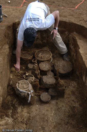 Plusieurs tombes aristocratiques de l'âge du fer (Tène) ont été fouillées en 2010 à Marquion,sur l'emplacement du futur canal Seine-Nord-Europe, contenant une grande quantité de céramiques et mobilier métallique.