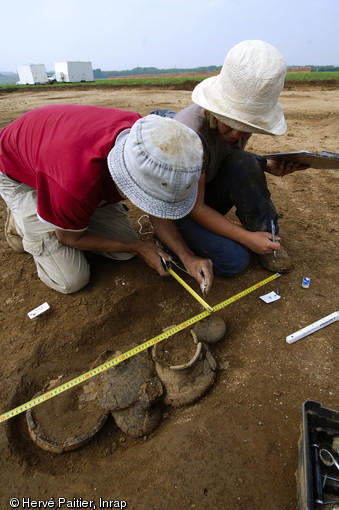 Plusieurs tombes aristocratiques de l'âge du fer (Tène) ont été fouillées en 2010 à Marquion,sur l'emplacement du futur canal Seine-Nord-Europe, contenant une grande quantité de céramiques et mobilier métallique.