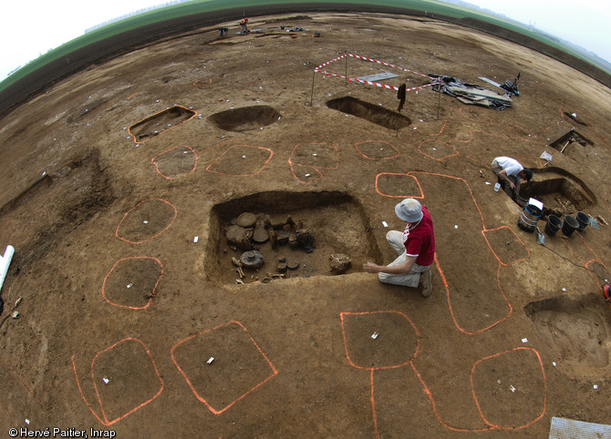 Plusieurs tombes aristocratiques de l'âge du fer (Tène) ont été fouillées en 2010 à Marquion,sur l'emplacement du futur canal Seine-Nord-Europe, contenant une grande quantité de céramiques et mobilier métallique.