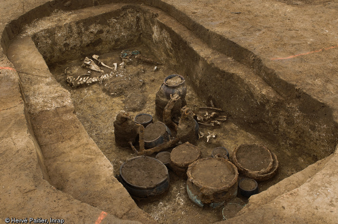 Plusieurs tombes aristocratiques de l'âge du fer (Tène) ont été fouillées en 2010 à Marquion,sur l'emplacement du futur canal Seine-Nord-Europe, contenant une grande quantité de céramiques et mobilier métallique.