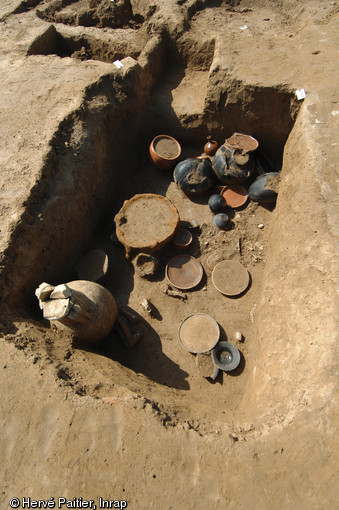 Tombe à incinération d'un auxiliaire gaulois de l'armée romaine, dernier quart du Ier s. avant notre ère, Oisy-le-Verger (Pas-de-Calais), 2010.  La fouille a porté sur 17 sépultures, quasiment toutes à incinération, aménagées entre la fin du Ier s. avant notre ère et le début du Ier s. de notre ère. 