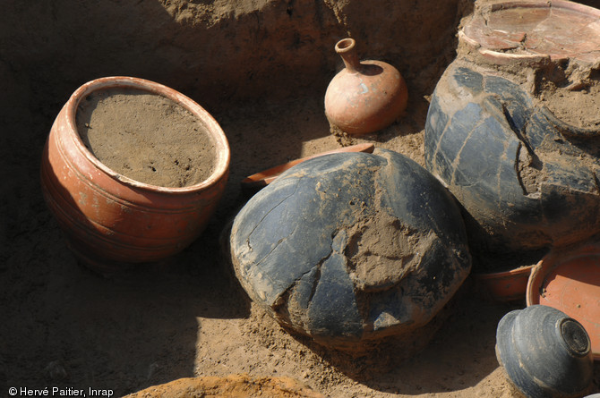 Détail du mobilier funéraire mis au jour dans une importante sépulture à incinération du dernier quart du Ier s. avant notre ère à Oisy-le-Verger (Pas-de-Calais) en 2010.  La sépulture contenait notamment une vingtaine de vases en terre cuite, de la vaisselle fine italique ainsi qu'une amphore à garum fabriquée en Espagne. 