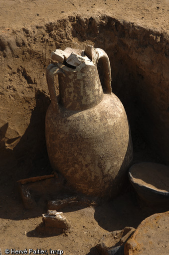 Amphore à garum (sauce réalisée à base de poissons fermentés en saumure, proche du nuoc mam actuel) provenant du sud de l'Espagne, mise au jour dans une sépulture à incinération du dernier quart du Ier s. avant notre ère, Oisy-le-Verger (Pas-de-Calais), 2010. 