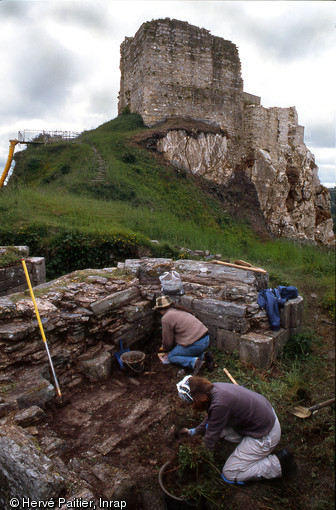 L'entrée du château de Roc'h Morvan (Finistère) en cours de fouille, 2007.  La citadelle (érigée au XIIIe s. sur les ruines d'un logis antérieur mal connu) qui domine la vallée de l'Elorn est détruite par le feu à la fin du XVe s. au cours des guerres opposant le duché de Bretagne au royaume de France : un abondant mobilier militaire de l'époque y a été mis au jour. 