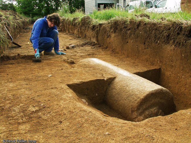 Stèle de l'âge du Fer débitée et enfouie dans une fosse, découverte lors de sondages effectués à Pont-l'Abbé (Finistère) à proximité de l'habitat gaulois de Keralio, 2001.