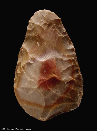 Biface en silex Bergeraquois découvert en 2004 sur le site des Vieux-Coutets à Bergerac (Dordogne), il est daté de -50 000 ans.