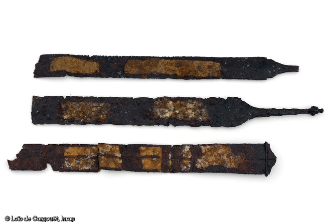 Trois épées gauloises mises au jour à Ymonville (Eure-et-Loir), IIIe s. avant notre ère, 2010.
