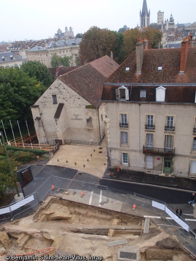 Vue générale de la fouille boulevard de la Trémouille à Dijon, 2010.   La fouille a révélé une enceinte médiévale du XIVe siècle avec une tour enjambant le Suzon et des quais le longeant sur ses deux rives.    