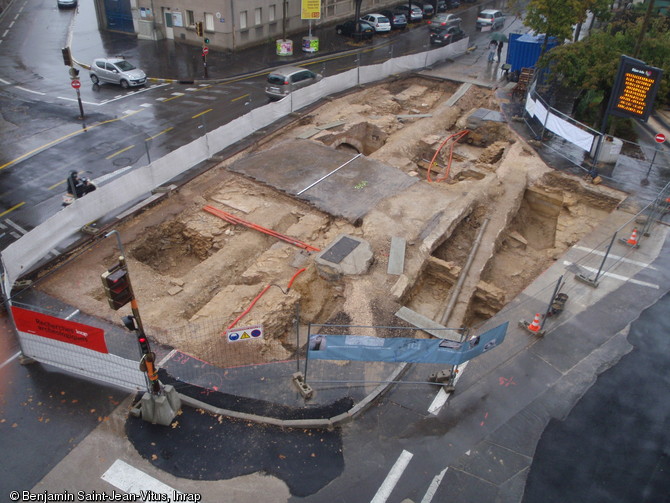 Vue générale du chantier de fouille boulevard de la Trémouille à Dijon, 2010.  La fouille, centrée sur la « porte d’eau » qu’empruntait le Suzon à travers la ville, a livré une tour de plan semi-circulaire construite en 1523 qui englobait une tour plus ancienne de plan rectangulaire qui daterait de la fin du XIVe siècle. 