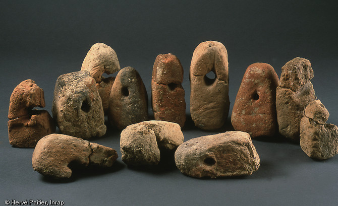 Pesons de tisserand trouvés dans des fosses de rejet avec de la céramique de la Tène, Thorigné-Fouillard (Ille-et-Vilaine), 2006. 