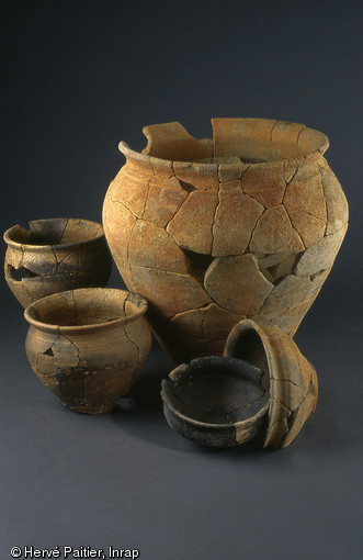Vase de stockage, pots et écuelles de la Tène finale, mis au jour à Thorigné-Fouillard (Ille-et-Vilaine), 2006.