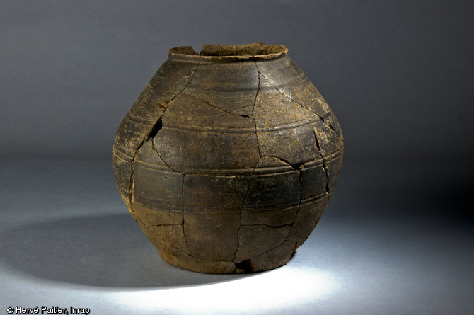 Vase au décor graphité de la tène découvert sur le site de Quimper.