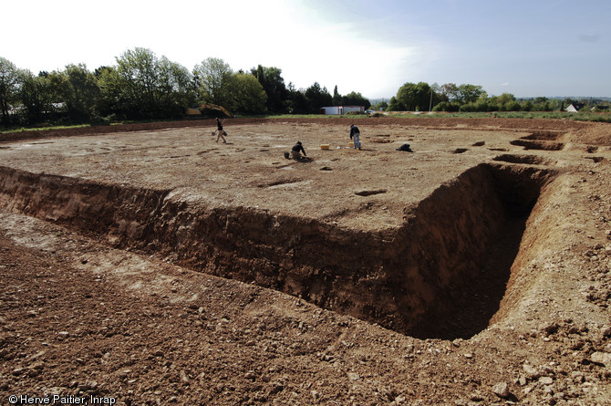 Vue de la ferme gauloise de Corps Nuds (Ille-et-Vilaine) en cours de fouille, IIe-Ier s. avant notre ère, 2009. Le mobilier mis au jour sur le site n'est pas très riche et ne comporte pas de vaisselle d'importation. C'est une caractéristique observée sur la majorité des établissements ruraux gaulois du département.