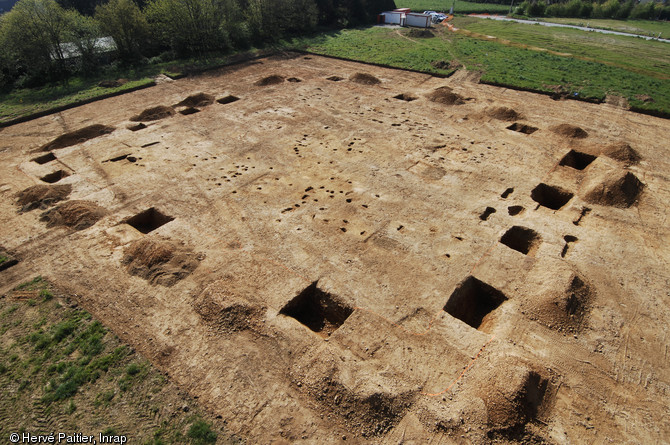 Vue en cours de fouille de l'habitat de Corps-Nuds (Ille-et-Vilaine), daté entre la fin de La Tène moyenne et la fin de La Tène finale, 2009.  De multiples sondages ont été effectués sur tout le tracé du fossé qui entoure les bâtiments de la ferme. A terme, l'intégralité du fossé sera fouillée.  