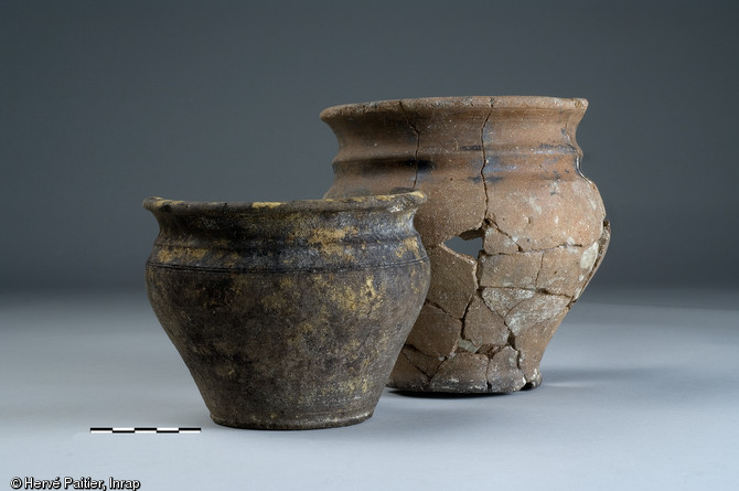 Deux vases gaulois, ferme gauloise de Vitré (Ille-et-Vilaine), IIIe-Ier s. avant notre ère, 2006.  L'ensemble du matériel céramique exhumé à Vitré se compose de vaisselle ainsi que des vases de stockage à grande capacité. La ferme, qui présente une organisation originale, devait être une exploitation agricole prospère. 