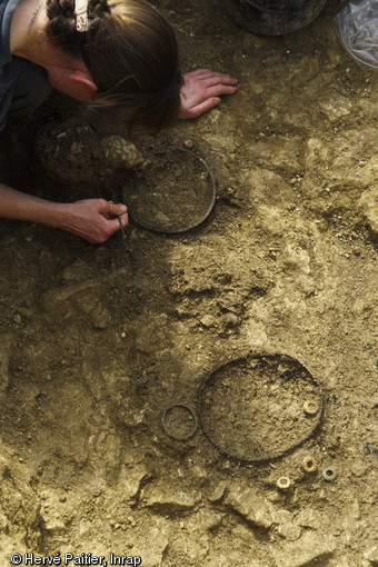 la nécropole d'Eterville (Calvados) illustre la continuité des pratiques  funéraires et cultuelles d'un site de la Plaine de Caen pendant près de 300 ans (VIe - IIIe s. avant J.-C.). 