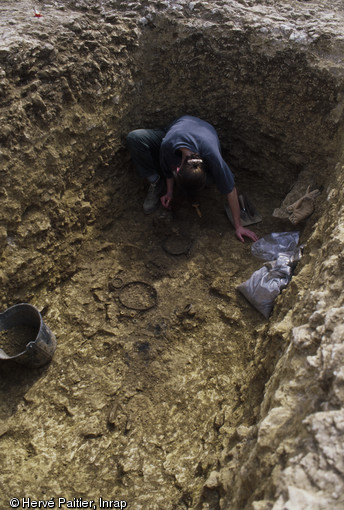 la nécropole d'Eterville (Calvados) illustre la continuité des pratiques  funéraires et cultuelles d'un site de la Plaine de Caen pendant près de 300 ans (VIe - IIIe s. avant J.-C.). 