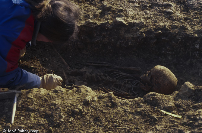 la nécropole d'Eterville (Calvados) illustre la continuité des pratiques  funéraires et cultuelles d'un site de la Plaine de Caen pendant près de 300 ans (VIe - IIIe s. avant J.-C.). 
