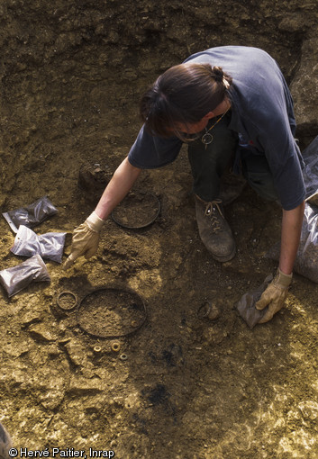 la nécropole d'Eterville (Calvados) illustre la continuité des pratiques  funéraires et cultuelles d'un site de la Plaine de Caen pendant près de 300 ans (VIe - IIIe s. avant J.-C.). 