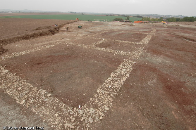 Vue générale de la pars urbana de la villa gallo-romaine de Conthil (Moselle) occupée de la première moitié du Ier siècle au milieu du IIIe siècle de notre ère, 2009.  Elle est implantée au sommet d'une éminence qui domine tout le paysage alentours et son plan, bien qu'incomplet, semble s'organiser autour d'une cour centrale délimitée par des galeries. 