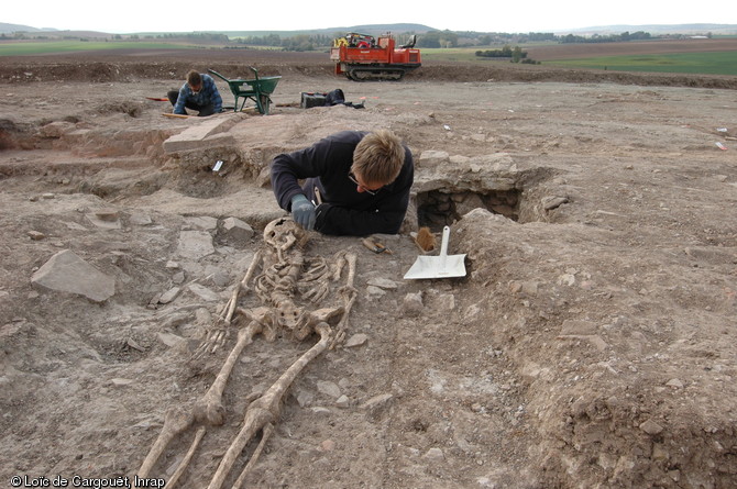 Inhumation d'époque mérovingienne découverte dans le secteur des thermes de la villa gallo-romaine de Conthil (Moselle), 2009.  Au cours des VIIIe-Xe siècles, les ruines de la villa ont servi de cimetière à une population dont l’habitat n’a pas été découvert par la fouille. 