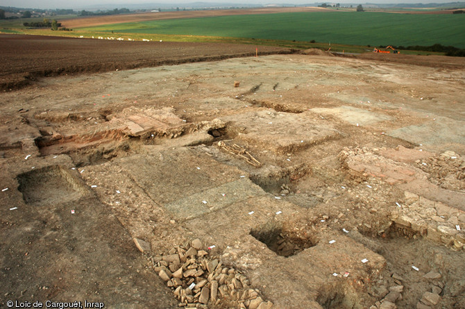 Vue du secteur thermal de la villa gallo-romaine de Conthil (Moselle) occupée de la première moitié du Ier siècle au milieu du IIIe siècle de notre ère, 2009.  Ce secteur qui couvre une superficie de 216 m2 est localisé sur le versant nord-ouest du site, légèrement en retrait de la pars urbana de la villa.    