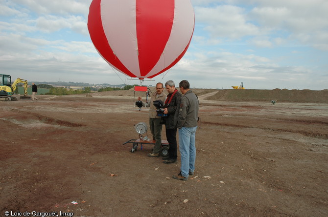 Préparation du ballon pour la couverture photographique du chantier de la villa gallo-romaine de Conthil (Moselle) qui a été occupée de la première moitié du Ier siècle jusqu'au milieu du IIIe siècle de notre ère, 2009. 