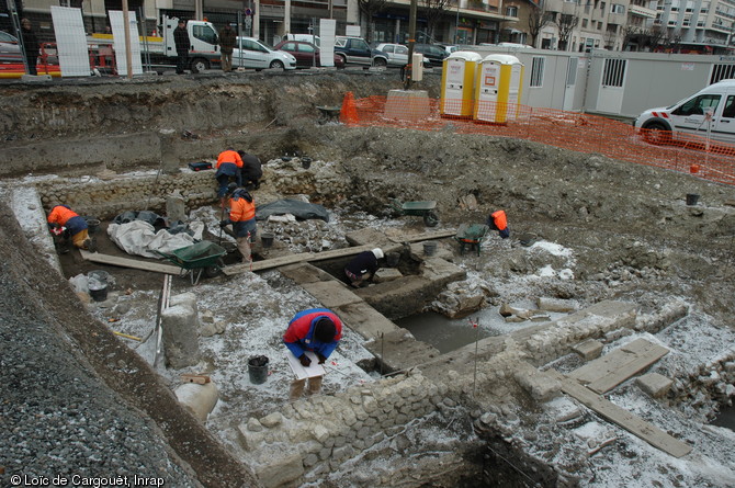 Vue générale d'un édifice à portique gallo-romain d'une superficie d'environ 400 mètres carrés, mis au jour lors de la fouilles du  Carré Jaude 2  à Clermont-Ferrand en 2010.  L'hypothèse privilégiée concernant la nature de ce bâtiment est celle de thermes publics. 