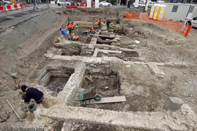 Vue générale d'un édifice à portique gallo-romain d'une superficie d'environ 400 mètres carrés, mis au jour lors de la fouilles du  Carré Jaude 2  à Clermont-Ferrand en 2010.  L'hypothèse privilégiée concernant la nature de ce bâtiment est celle de thermes publics. 