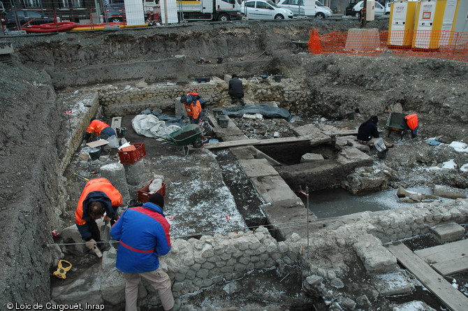 Vue de la partie nord-est de l'édifice à portique gallo-romain mis au jour lors de la fouilles du  Carré Jaude 2  à Clermont-Ferrand en 2010.  Dans cette zone ont été retrouvé des latrines collectives et un grand bassin en  L  bordé d'une colonnade. 