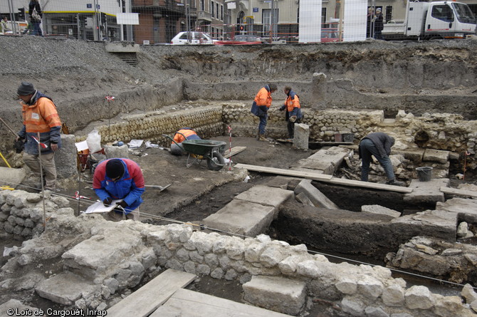 Vue de la partie nord-est de l'édifice à portique gallo-romain mis au jour lors de la fouilles du  Carré Jaude 2  à Clermont-Ferrand en 2010.  Dans cette zone ont été retrouvé des latrines collectives et un grand bassin en  L  bordé d'une colonnade. 
