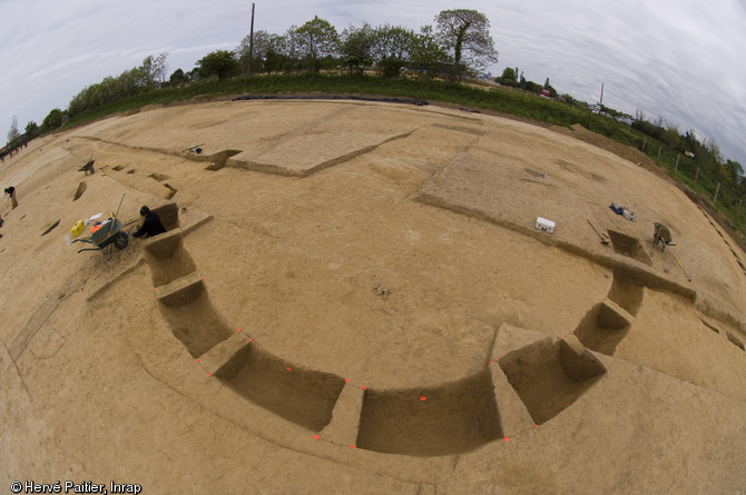 Les archéologues fouillent un enclos circulaire.