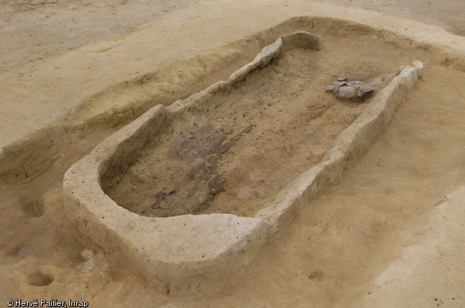 Une sépulture en coffre de bois située au centre de l'un des tumulus du site.
