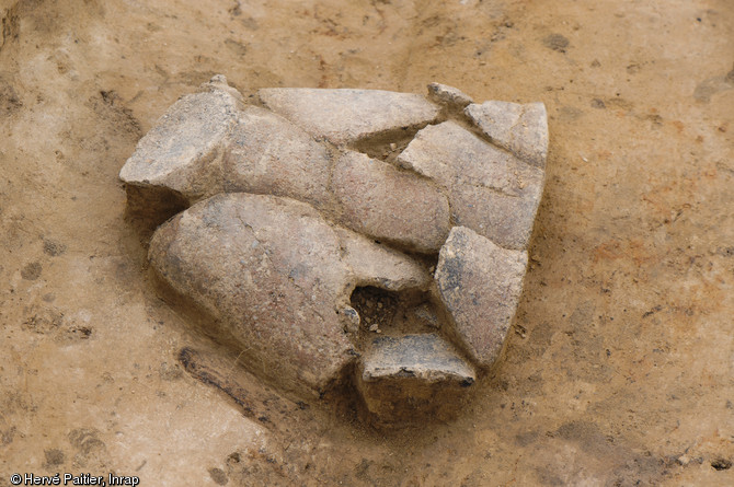 Une céramique déposée en offrande dans une sépulture en coffre de bois située au centre de l'un des tumulus du site.